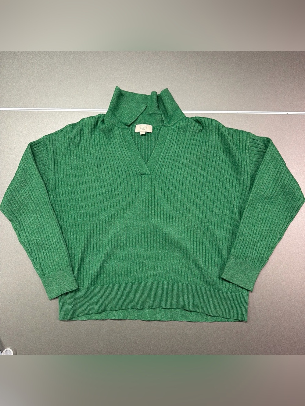 Loft Women’s Green Ribbed V-Neck Sweater Size Small Long Sleeve